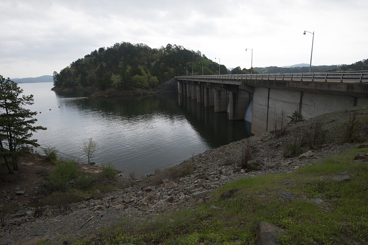 Broken Bow cabins with hot tub sit in the pine hills around Broken Bow Lake, pictured from the dam